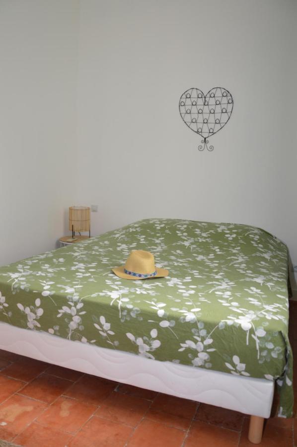 Mas De La Forge Noguier Bed & Breakfast Vergèze Екстериор снимка